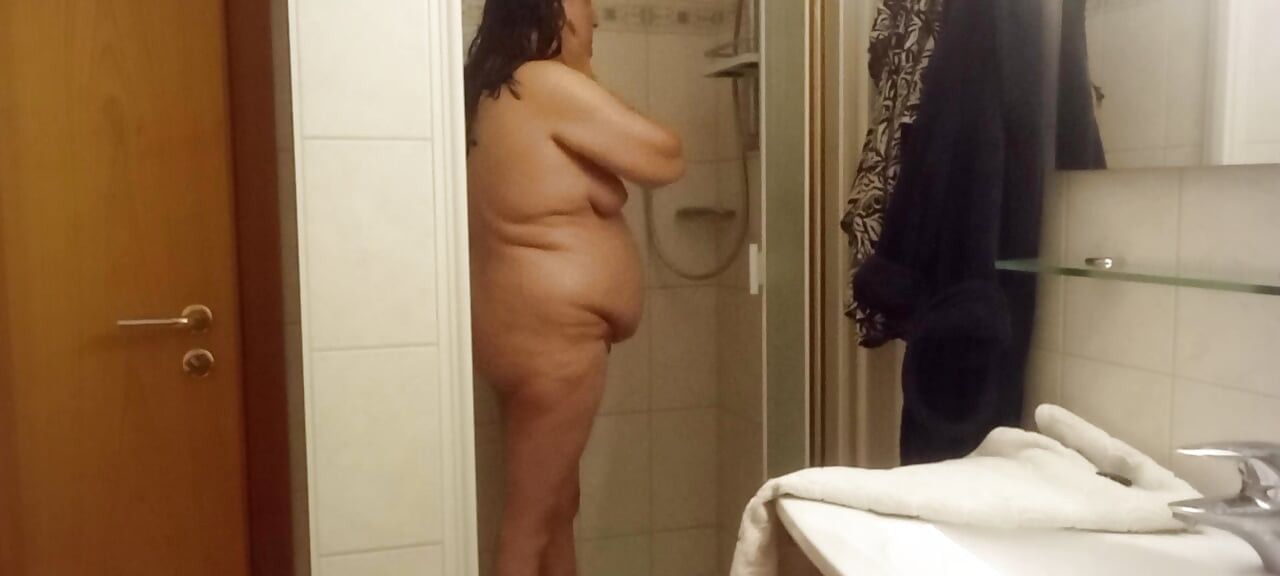 Hot shower, big curves and a lot of femininity...
