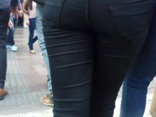 Индийская задница в джинсах в анал