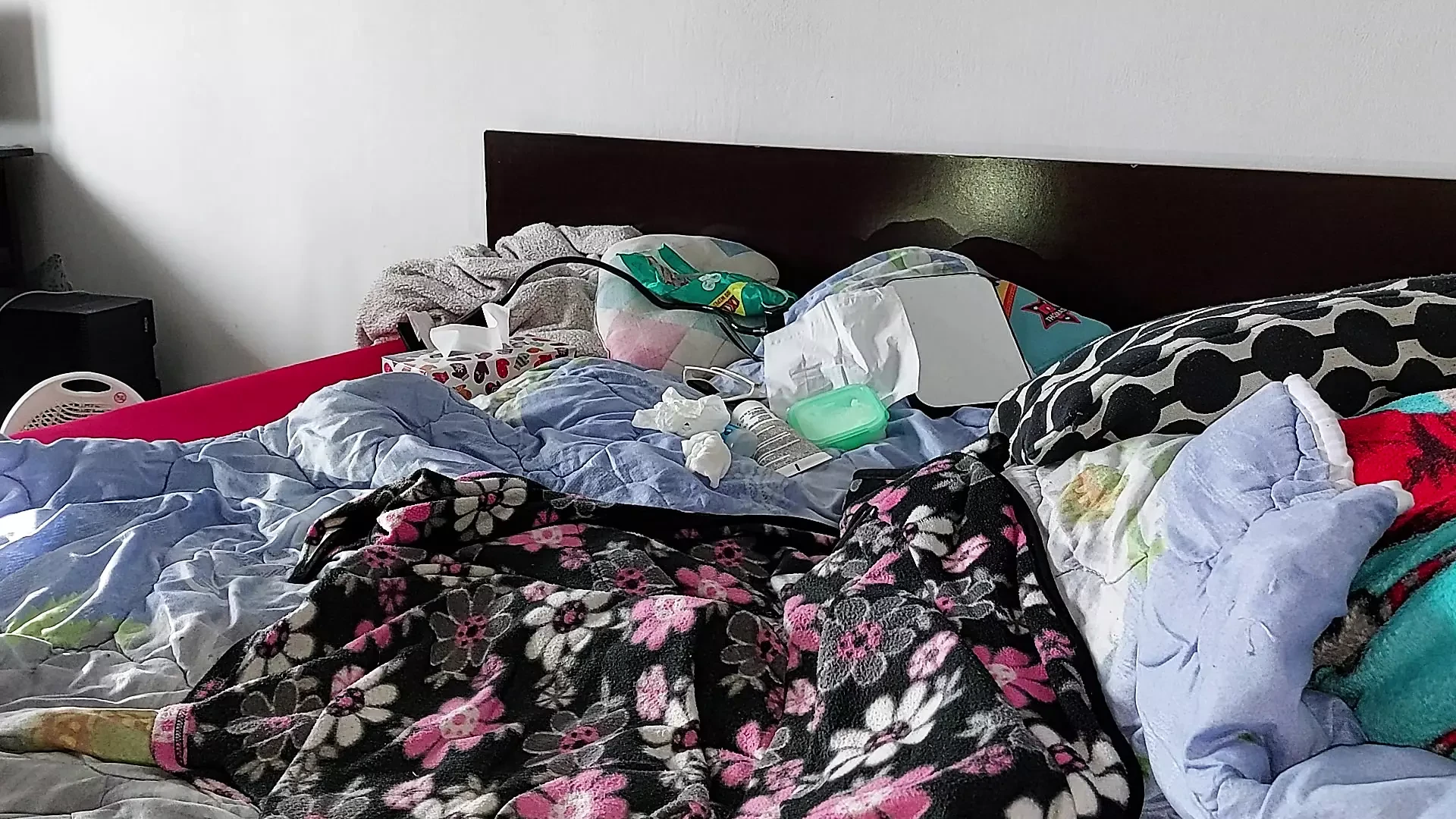 Madrasta com buceta peluda se masturba gemendo. Casal amador fazendo sexo louco no quarto