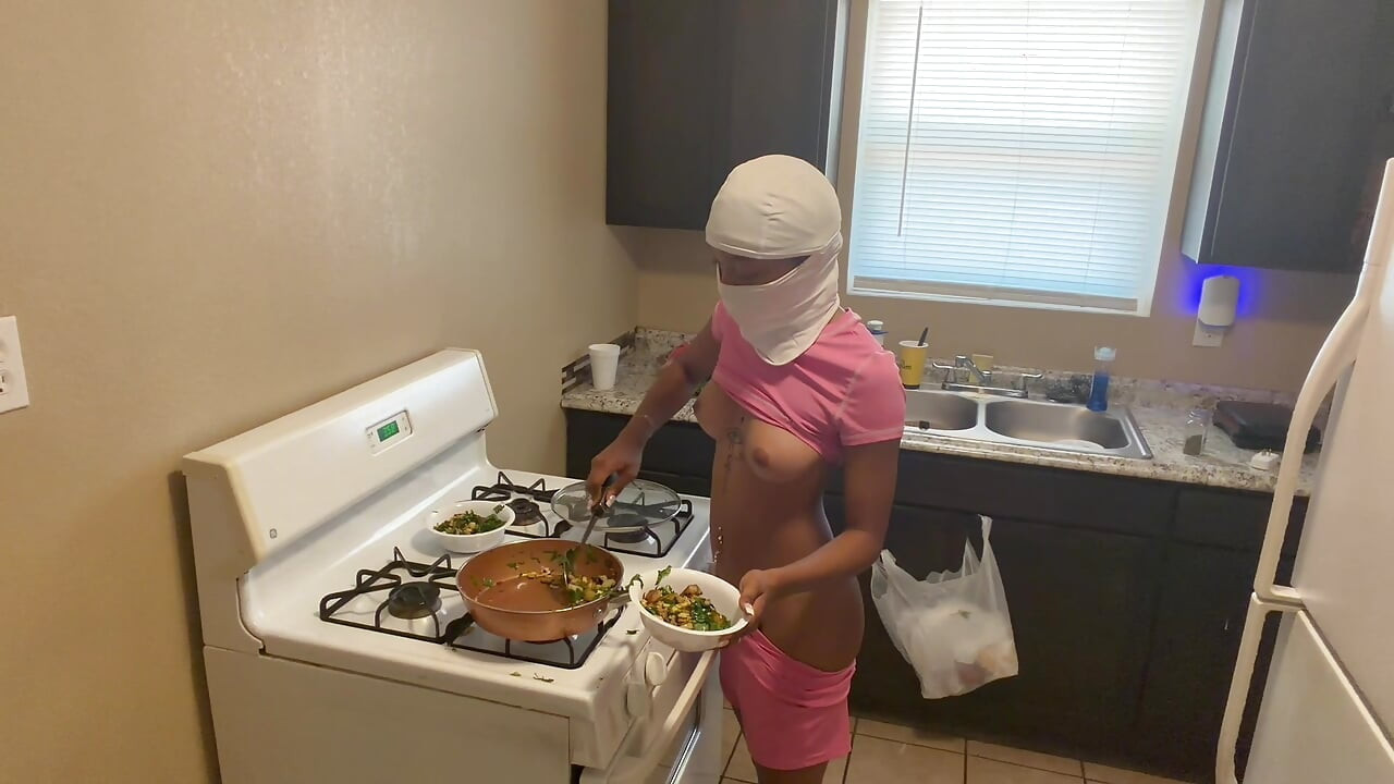 Hot babe naked making breakfast for her boyfriend m