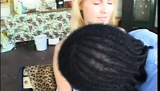 Шаловливая блондинка милашка Rebecca Starr наслаждается тем, что ее сбрасывают с черным якорем в ее задницу