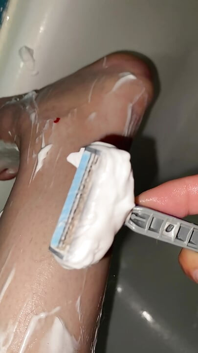 Rasage de jambes poilues en gros plan