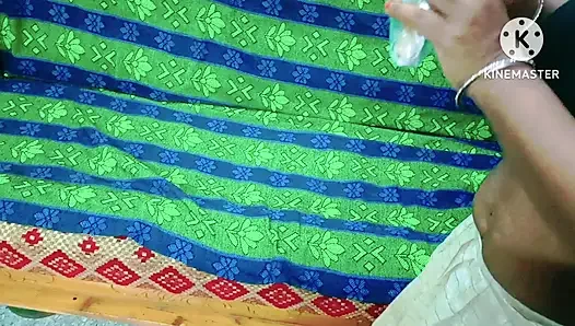 Tamil genç azgın kız ahşap makaralı sopayla tek başına mastürbasyon yapıyor - yüksek sesle inleyerek tamil edepsiz konuşma