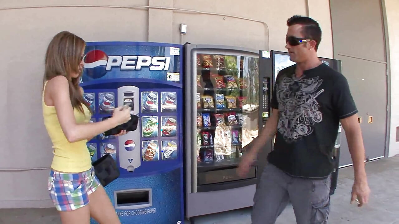 Rubia cachonda es recogida por un hombre que quiere follar su coño