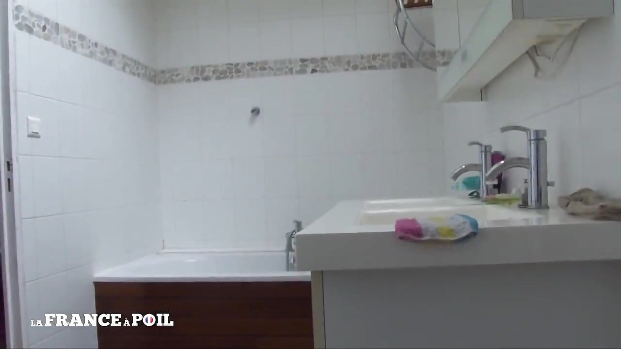 Ela fode seu meio-irmão no banheiro