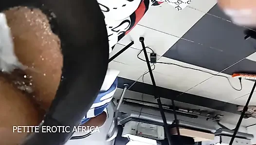 Lilltle Lovet amcığını ve götünü sikiyor