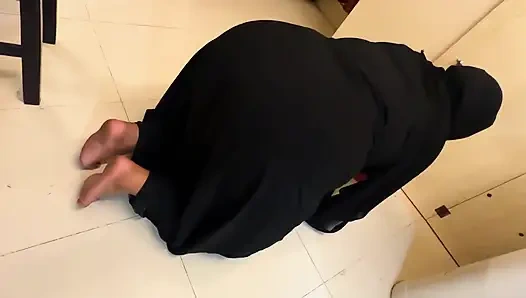 Ägyptische heiße stiefmutter steckte im schrank, als sie ihren dicken arsch putzt und aufmachen, um analfick zu bekommen