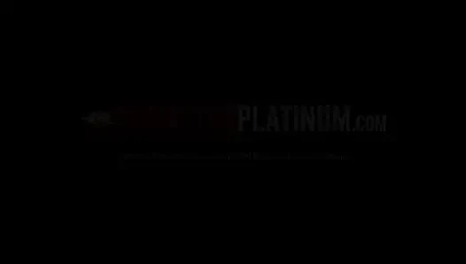 ПорнозвездаPlatinum Nina Elle и Ariella Ferrera ублажают их киски