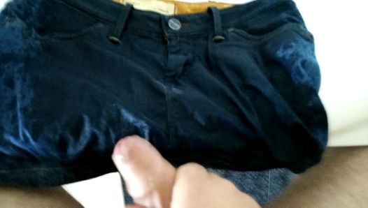 Сперма и писсинг на джинсовой юбке дочери друга