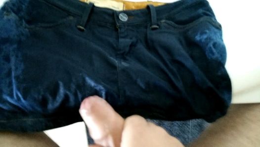 Cum y mear en la falda de jeans de la hija de un amigo