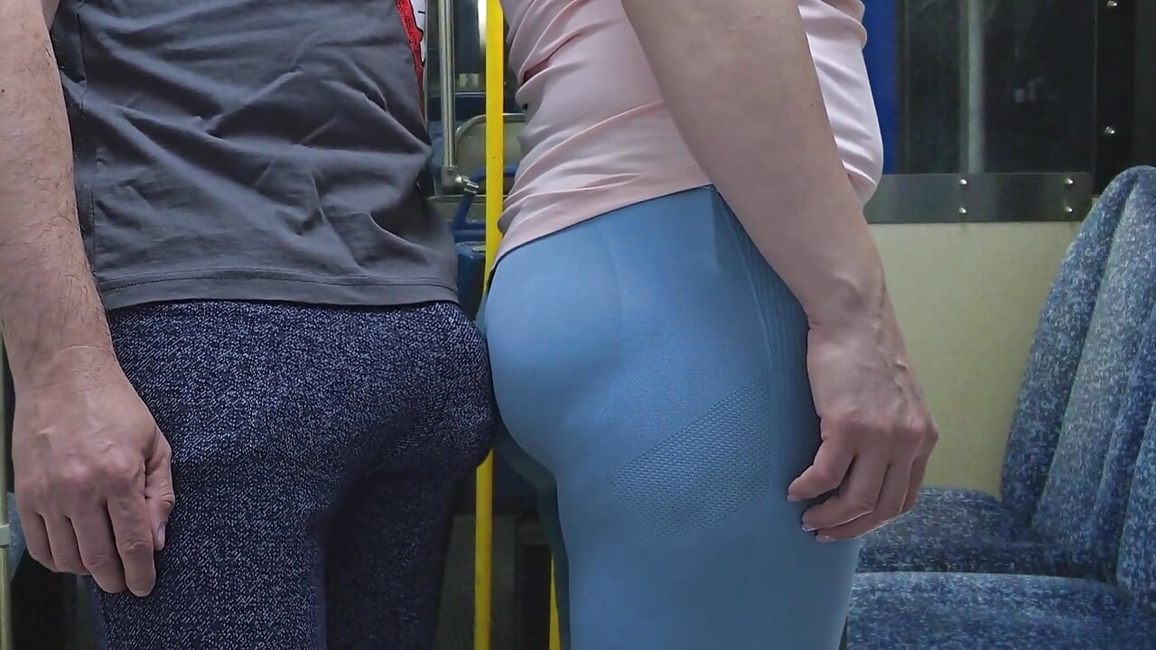 Casi visto por el conductor del autobús cuando una chica extraña me da una paja