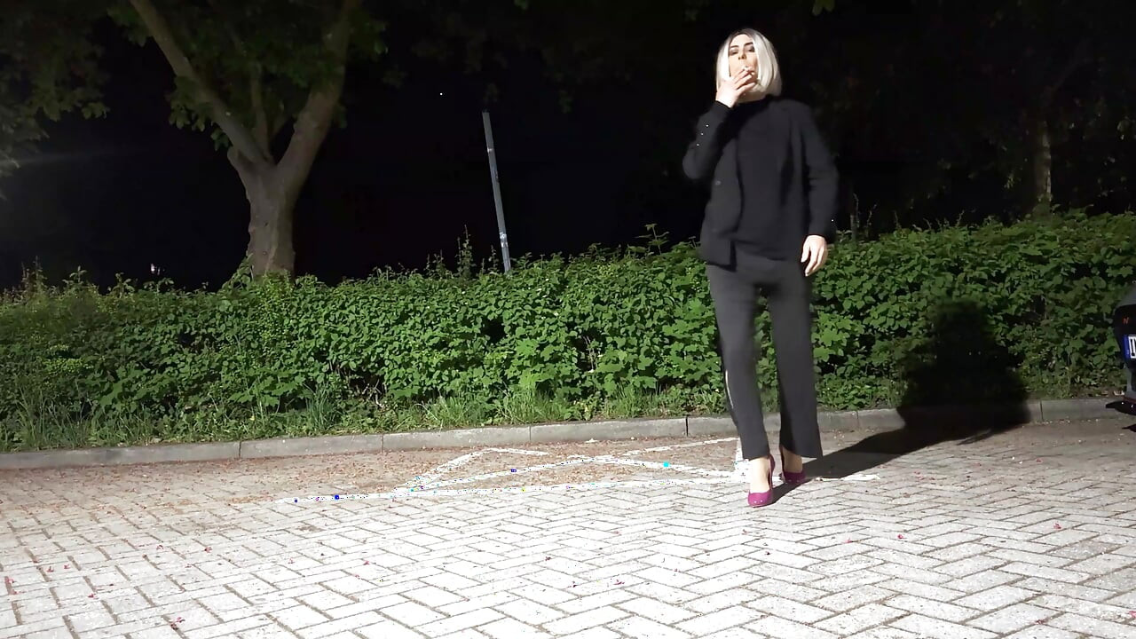 Yeni kadın kılıklı görevim - sokaktaki eektro kafesinde yürümek zorundayım