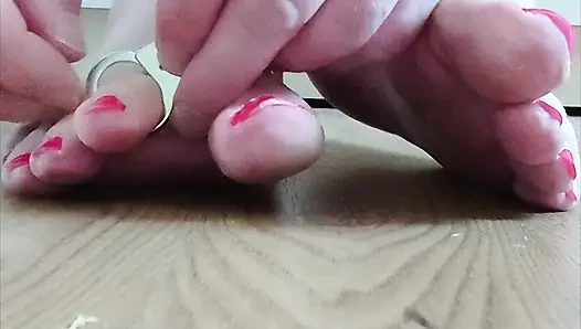 Die Kleinen Handschellen an Meinen Nackten Zehen