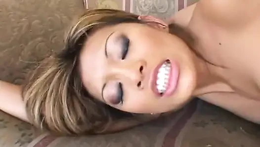 Asyalı yarak emici bir delikanlının üstüne çıkıyor