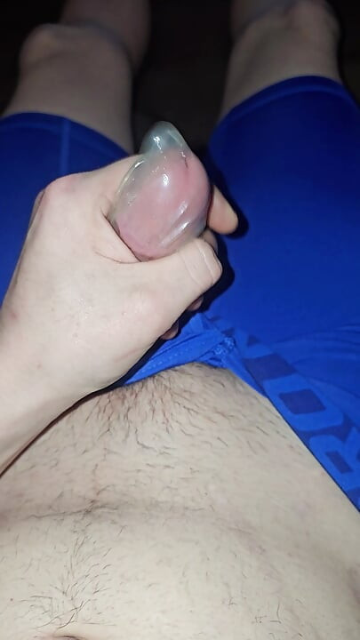 ฉันเย็ดและน้ําแตกในถุงยางขณะที่ฉันใส่กางเกงในผ้าสแปนเด็กซ์ Blue Nike pro