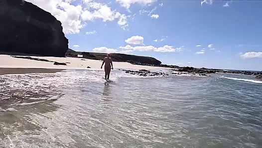 Çıplak orta yaşlı seksi kadın su altında anal tıkaçla yüziyor