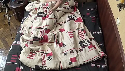 Ngocok kontol istriku di ranjang pernikahan