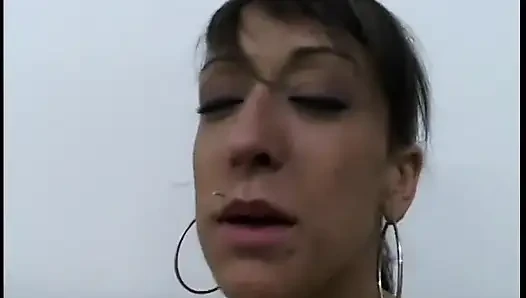 Horny babe enjoys the taste af warm cum after a mind blowing blowie