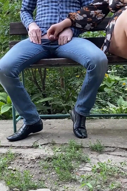Seksi bacaklı sürtük olgun orta yaşlı seksi kadın bankta otururken işememe yardımcı oluyor