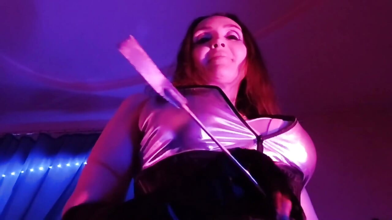 dominatrix eva λατέξ φετίχ αφέντρα αφέντρα μουνί σκλάβος μάσκα γλείψιμο εσώρουχα BDSM καυτό MILF ασημένιο φόρεμα καλσόν