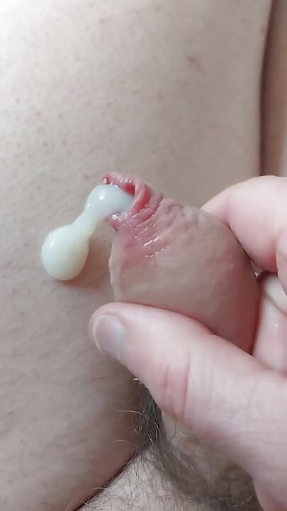 Naked Sissyclit Cumshot