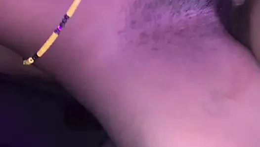 Seksi ateşli Afrikalı azgın genç kız emiyor, sulu amcığı sert yarağa sürtüyor ve bakış açısıyla sikişiyor