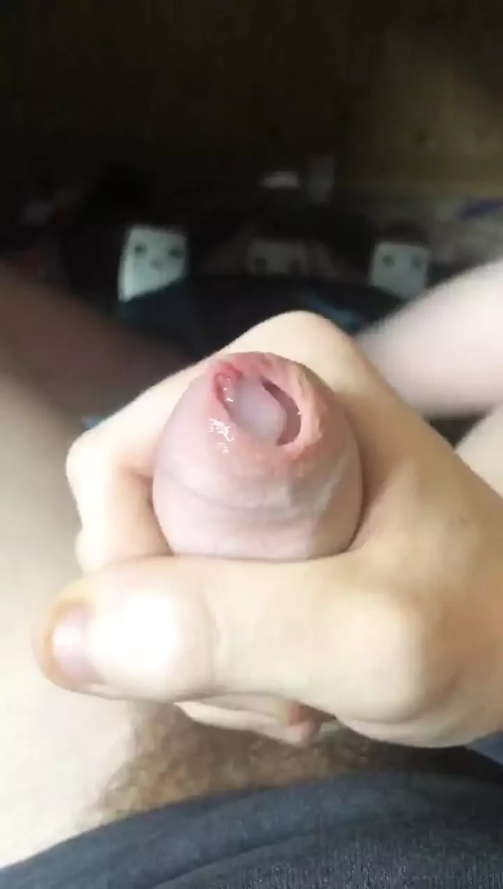 Un ragazzo grosso si masturba