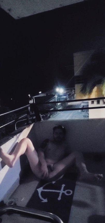 Brzo jebanje s dildom na balkonu