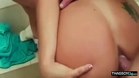 Blondes schätzchen gefingert hart bis zum tropfenden nassen orgasmus