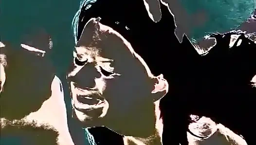 Canlı esmer açık havada yarak emme seansı sonrası doğal göğüslerine boşalıyor