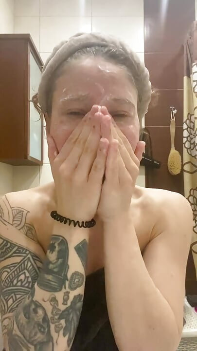 a menina veio de um grupo de sexo e lavou a boca e o rosto
