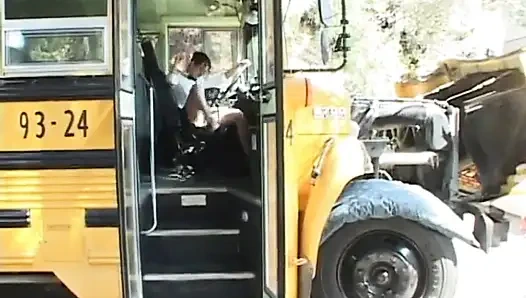 Ботаник трахает грудастую брюнетку-водителя автобуса