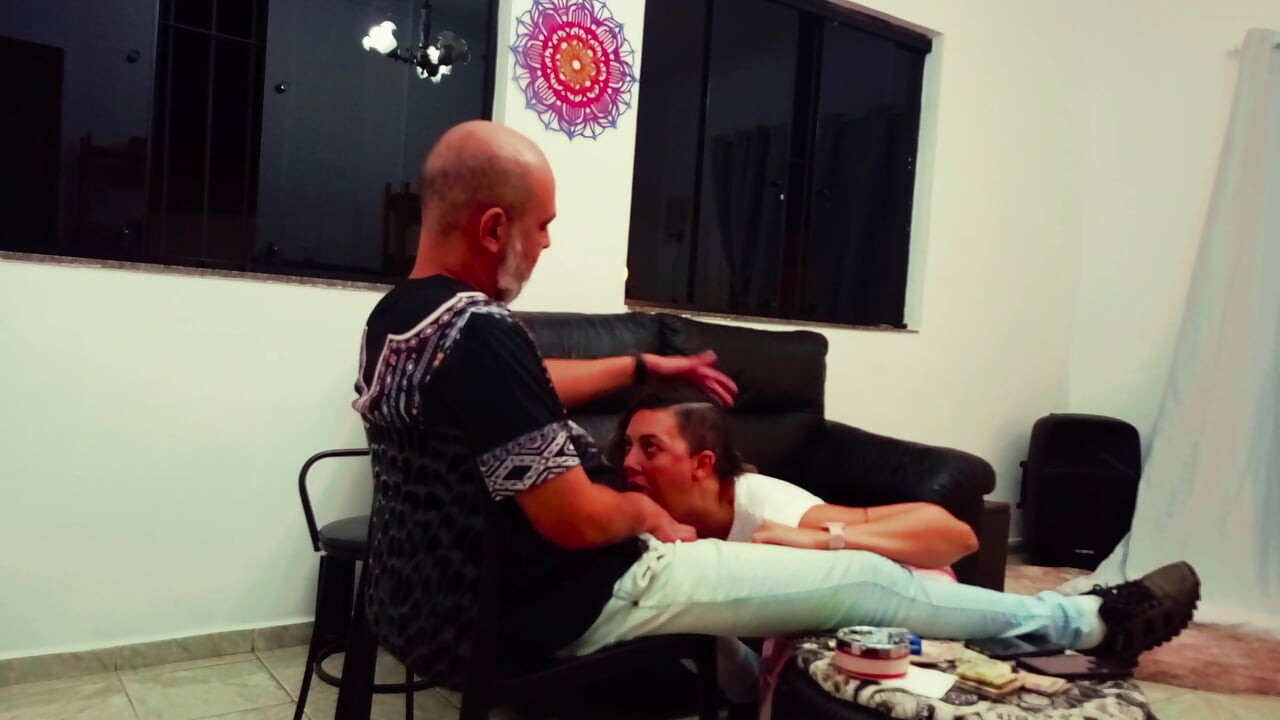 宗教妻子欠高利貸現金。