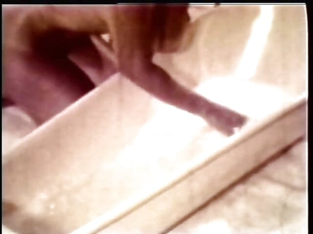 Candy la douce blonde se fait huiler dans la salle de bain