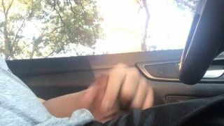 Masturbándose en coche con semen