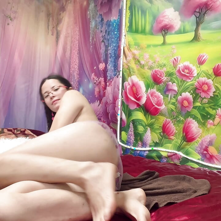 Leži u krevetu pokazuje seksi dupe napaljeno