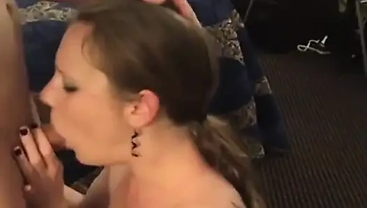 Schmutzige blonde erotik kriegt steven london tief in den hals