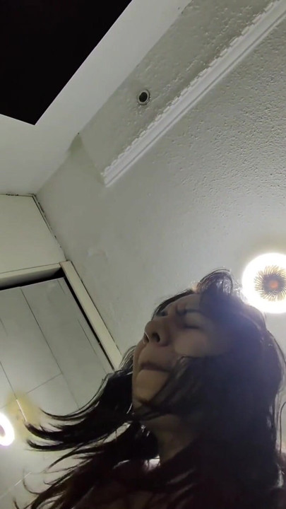 Mini Stiefschwester wichst mit dem Vibrator von meiner Frau | Clip 3