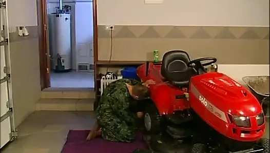 Молодую винтажную девушку с тугой киской трахнули и камшот в рот от большого члена