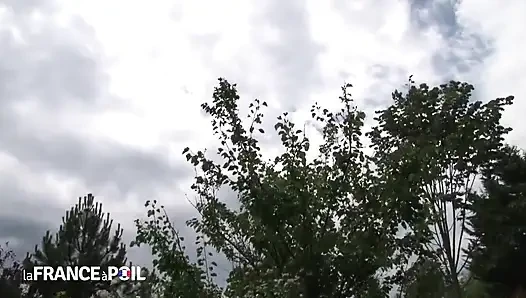 Грудастая женщина с короткой стрижкой помогает таксисту снять стресс