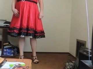 Sissy ray v červené sukni z taftu a zlaté spodničce