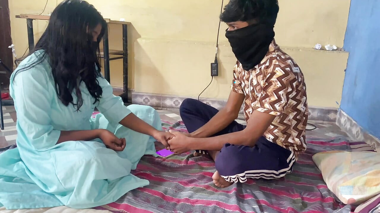 Sabji vechne Waali ko khule bazaar mein hi chod diya