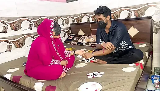 Auf Raksha bandhan stiefschweder gefesselt Rakhi und wurde von stiefbruder hardcore als geschenk gefickt