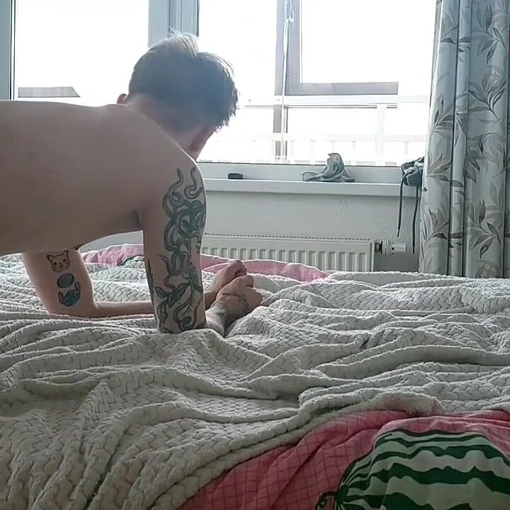 Twink Deepthroat i čvrst šupak