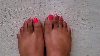 Pieds rose fluo