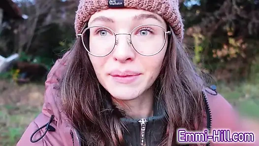 Чуть не застукали! Худенькая девушка трахает свою толстую киску на публике