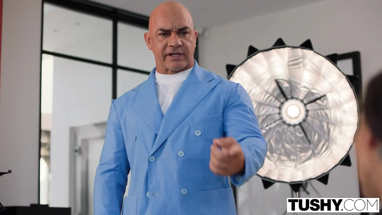 Tushy疯狂辣妹 Amirah Adara 被两根巨大的鸡巴双插