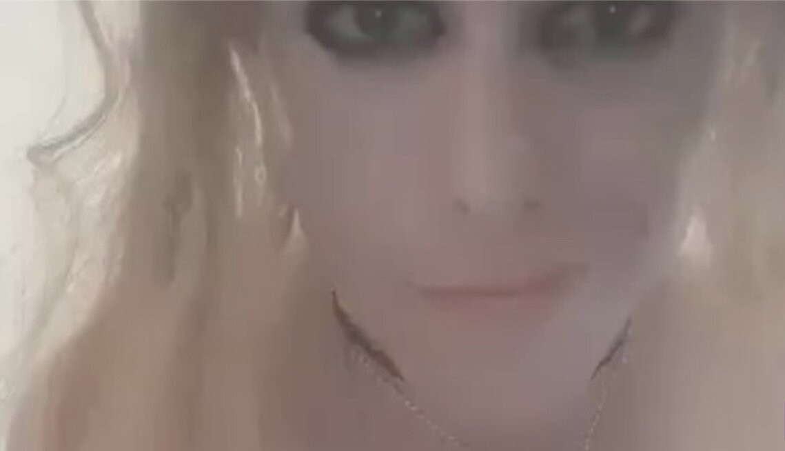 뜨거운 샤워를 즐기는 Amysub