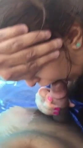 wife sucking hubbys lund in swimming pool