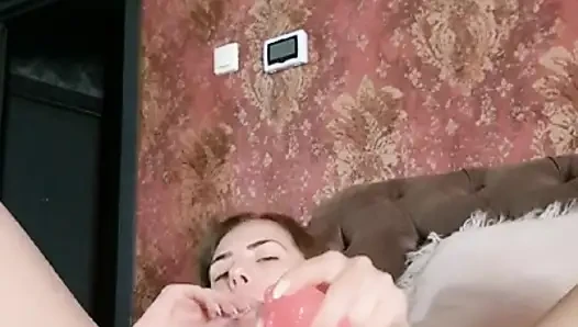 Alleinerziehende mutter spielt mit sich selbst, während niemand zu hause ist